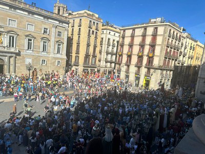Multitud de persones a la plaça Sant Jaume de Barcelona, on s'ha fet la trobada.