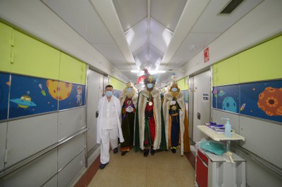Els Reis d'Orient han repartit regals als nens i nenes que estan ingressats aquests dies a l'hospital Arnau de Vilanova de Lleida.
