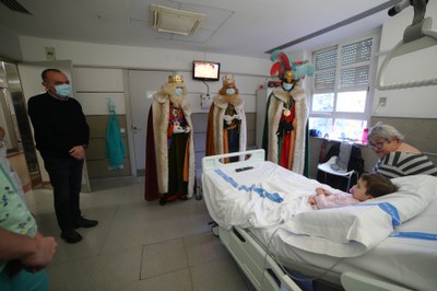 Lliurament de regals dels Reis d'Orient als infants hospitalitzats a l'Arnau.
