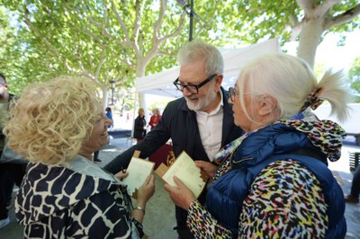 El paer en cap, Fèlix Larrosa, a la parada institucional de la Paeria, on avui es reparteix l'Escata de Drac (exemplar gratuït)..