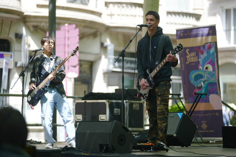 Actuacions dels grups de joves dels Bucs d’Assaig, en el marc de la programació de Sant Jordi.
