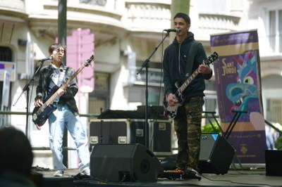 Actuacions dels grups de joves dels Bucs d’Assaig, en el marc de la programació de Sant Jordi..