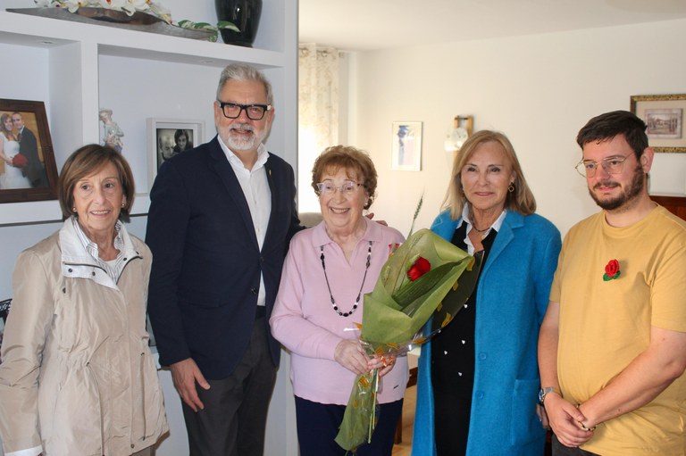 L’alcalde Larrosa i la regidora Anna Miranda han participaran en una de les visites que la Fundació Amics de la Gent Gran ha fet durant el dia d’avui per la Diada de Sant Jordi.