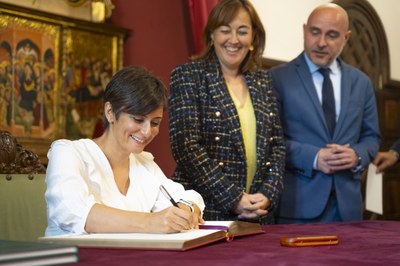 La ministra ha signat el Llibre d'Honor de la Paeria.