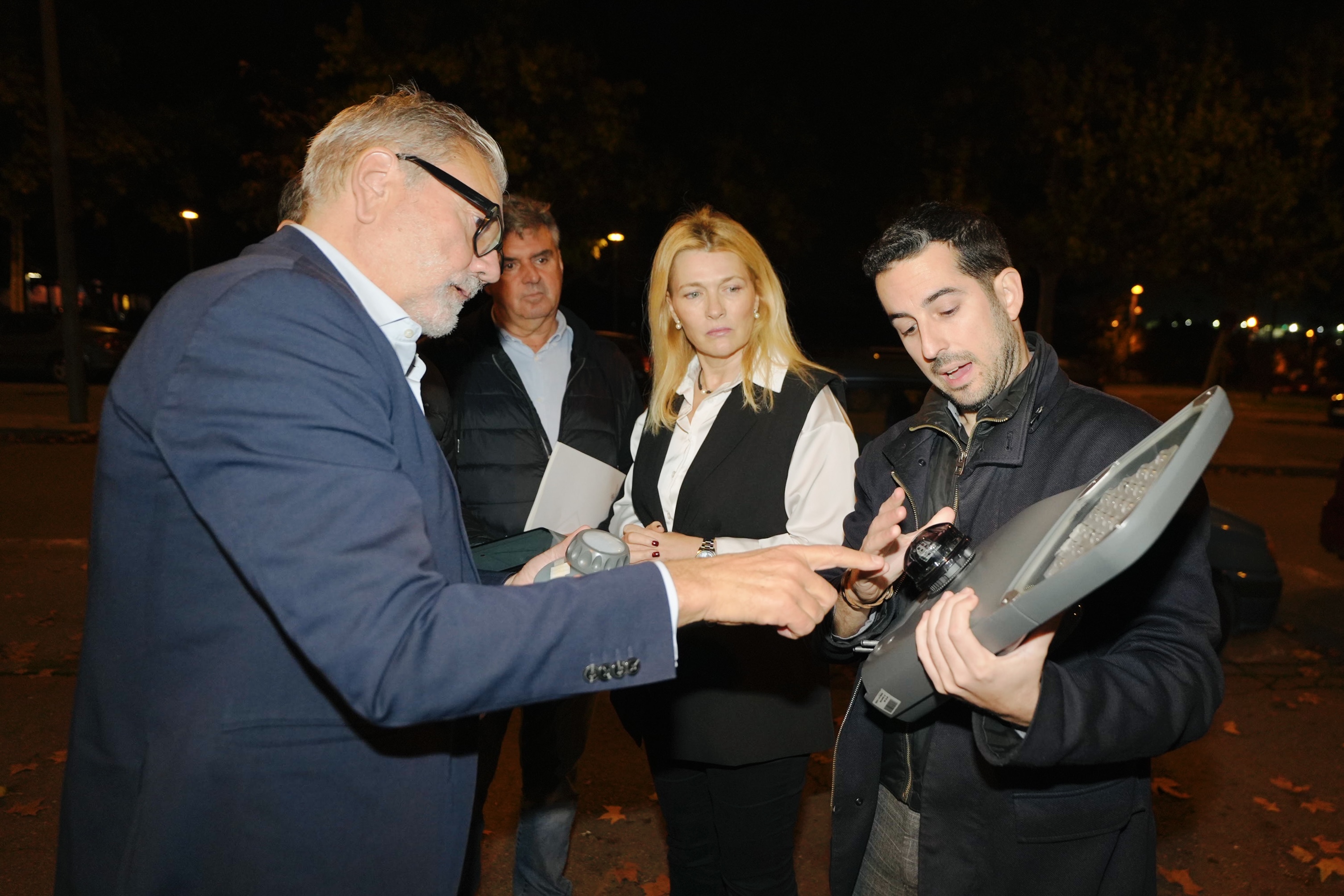 Un tècnic municipal ensenya al paer en cap el funcionament dels nous fanals