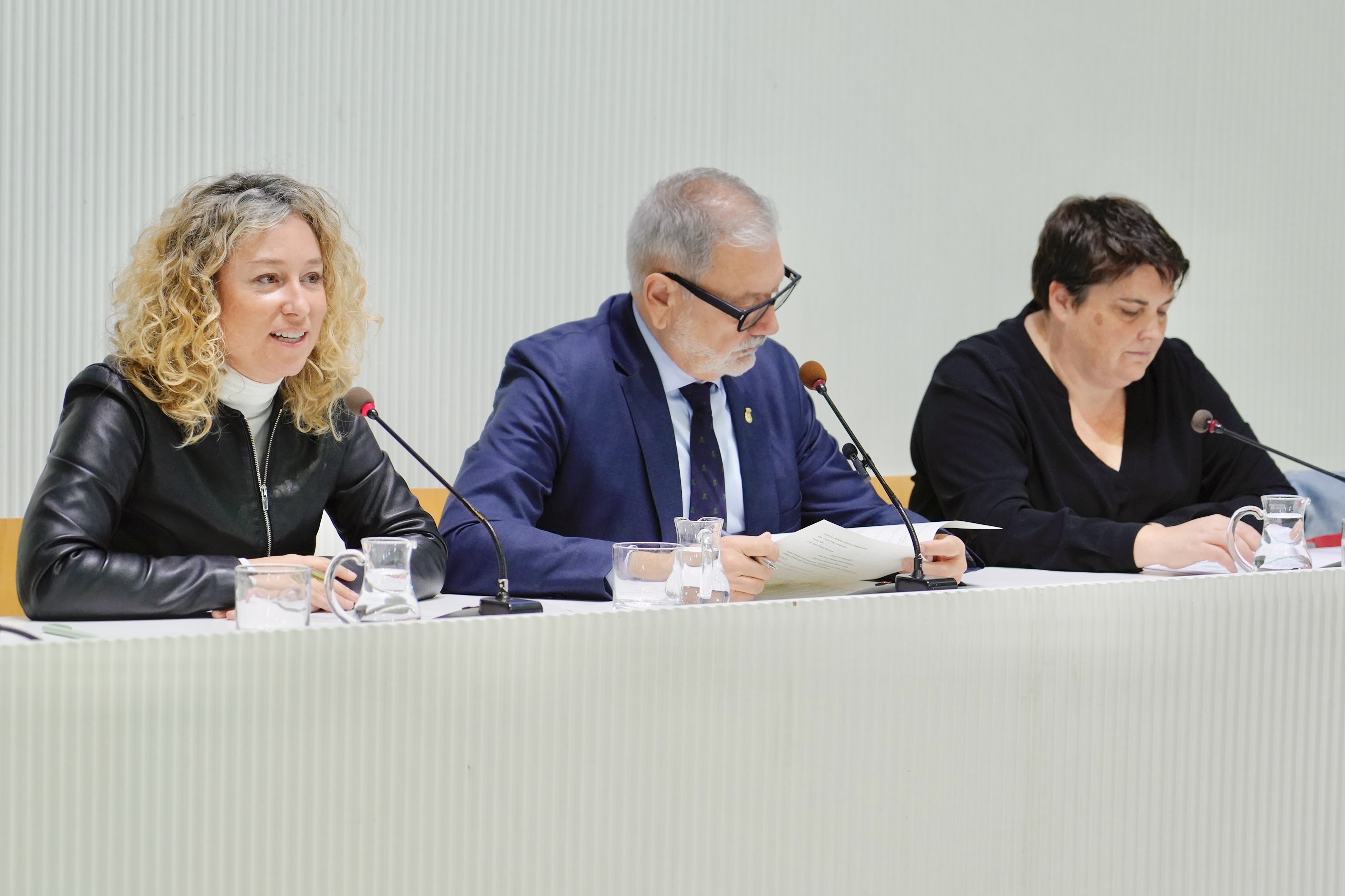 El paer en cap, Fèlix Larrosa, amb la regidora de Cultura i promoció de la Ciutat, Pilar Bosch, i la vicepresidenta de l’Institut d’Estudis Ilerdencs (IEI), en representació de la Diputació de Lleida, Estefania Rufach, han presentat els Premis Literaris Lleida 2023.