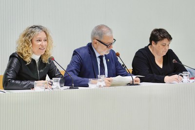 El paer en cap, Fèlix Larrosa, amb la regidora de Cultura i promoció de la Ciutat, Pilar Bosch, i la vicepresidenta de l’Institut d’Estudis Ilerdencs….