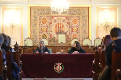 La tinent d'alcalde Sandra Castro i la presidenta del CPC Lleida, Laura Alcalde, en el lliurament dels Premis Mila de Periodisme, a la Paeria.