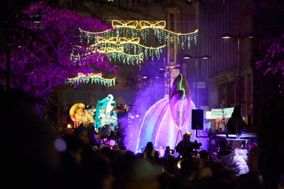 Milers d’infants i les seves famílies han seguit el recorregut de les 12 carrosses de la comitiva reial per la ciutat..