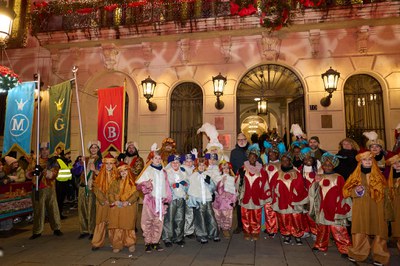 El paer en cap, Fèlix Larrosa, ha rebut Ses Majestats al Palau de la Paeria per lliurar-los les claus de la ciutat perquè puguin obrir totes les llar….