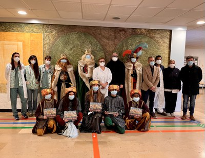 L'alcalde, Fèlix Larrosa, el tinent d'alcalde, Carlos Enjuanes, la comitiva de l'Associació Reis Mags de Lleida, i treballadors/es de l'HUAV, al hall….