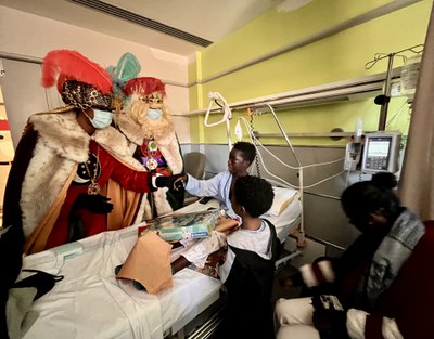 Els Reis d'Orient entreguen un regal al Mohamed, ingressat a la planta de pediatria.
