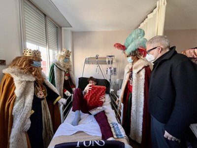 L'alcalde, Fèlix Larrosa, i els Reis d'Orient visiten i donen un regal a l'Oleguer, ingressat a la planta de pediatria.