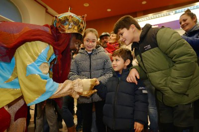 El Rei Baltsar, saludant nens i nenes..