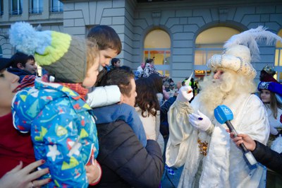 El Rei Melcior saludant els infants que esperaven a l'estació..