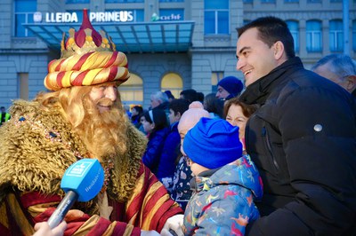 El Rei Gaspar, a la sortida de l'estació Lleida Pirineus, amb les famílies que esperaven la Comitiva Reial..