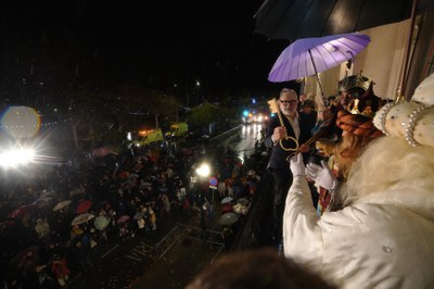 Salutació de Ses Majestats els Reis d'Orient des del balcó de la Paeria, on l'alcalde Larrosa els ha lliurat els claus de la ciutat..