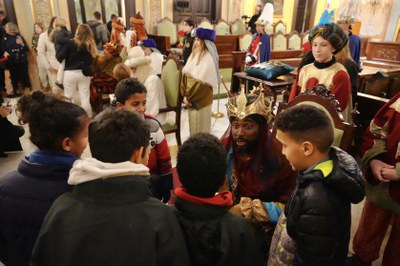 Melcior, Gaspar i Baltsar, al Saló de Sessions de la Paeria, que per primer cop s'ha obert a aquest acte perquè els infants de Lleida poguessin salud….