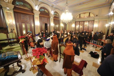 Els infants de la ciutat han pogut saludar Ses Majestats al Saló de Sessions de la Paeria..