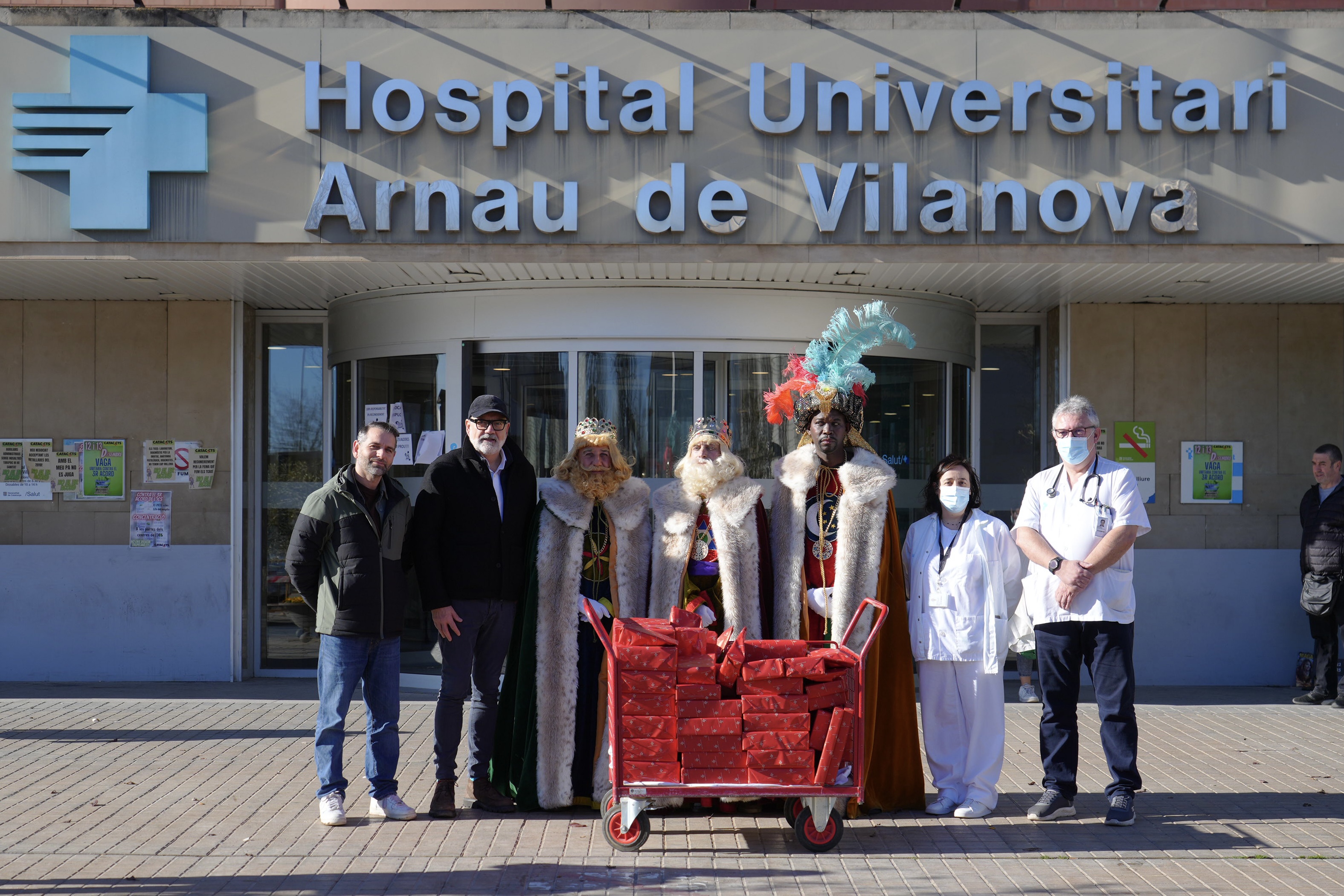 Després d'una nit intensa, els Reis d'Orient s'han atansat a l'Arnau per repartir regals als infants ingressats a l'Arnau de Vilanova.