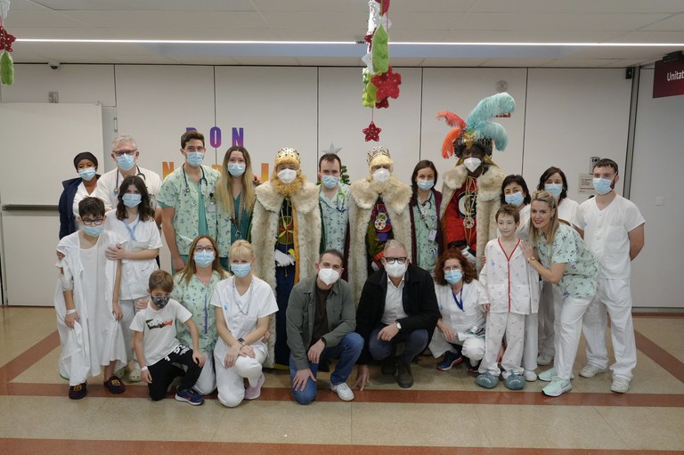 L'alcalde Larrosa ha acompanyat els Reixos en la visita a l'Arnau de Vilanova, a la planta de pediatria, a la unitat de neonats i l'àrea de maternitat.