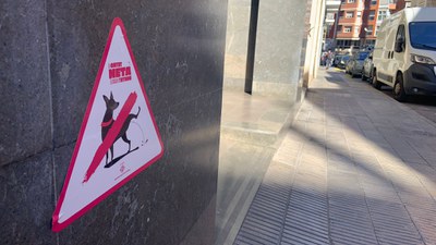 Un dels adhesius que s'estan col·locant a les façanes.