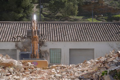 Imatge de les tasques d'enderroc de la comissaria.