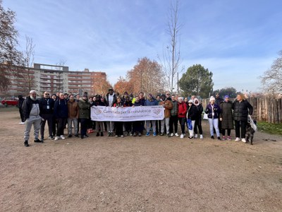 El regidor de Cooperació, Jackson Quiñónez, amb els i les participants de la 3a Caminada “Cada pas compta, caminem per un món més just i solidari”.