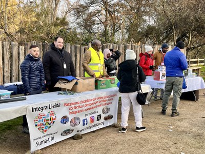 Abans de començar la caminada els i les participants han recollit una bossa i avituallament cortesia de Ramaderia Aníbal S.L, Fruits de Ponent, ramad….