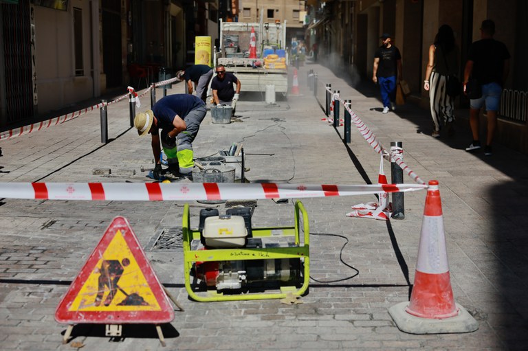 Durant les hores que està prohibit el pas de vehicles, s’ha instal·lat senyalització vertical i tanques informatives a la Rambla de Ferran per tal d’avisar la ciutadania