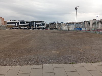 L'aparcament està situat entre l'escola Frederic Godàs i el camp de l'Atlètic Segre.