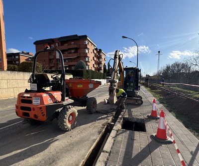 Imatge de les obres que s'han dut a terme en aquest carrer, renovant les canalitzacions i els fanals.