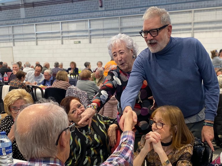 L'alcalde Larrosa ha saludat les persones assistents als dinar de Nadal de La Bordeta