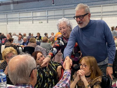 L'alcalde Larrosa ha saludat les persones assistents als dinar de Nadal de La Bordeta.