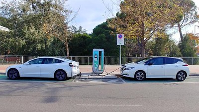 L’Ajuntament de Lleida posa en funcionament, a partir de l’1 d’abril, l’aplicació del nou reglament d’ús de la xarxa pública d’estacions de recàrrega de vehicles elèctrics a Lleida (arxiu).