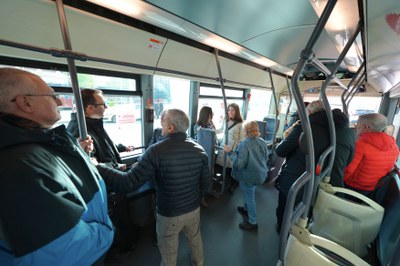 Una desena de persones han utilitzat avui aquest vehicle llançadora que té l’objectiu que la ciutadania que viu en aquest barri es desplaci més ràpid….