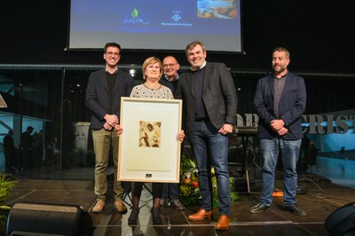 El Regidor de l'Horta David Melé va fer entrega del premi a Neus Betriu