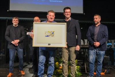 El tinent d'alcalde Toni Postius entrega el Premi Horta a la innovació a Josep Valls.