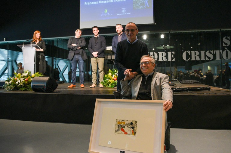 El paer en cap, Miquel Pueyo, fa entrega del Premi Horta a Francesc Rosselló