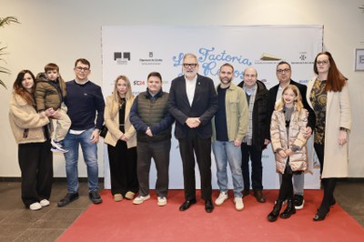 L'alcalde, Fèlix Larrosa, i el regidor Xavi Blanco, amb els patrocinadors de la Factoria dels Reixos..