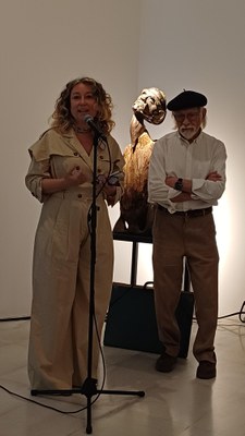 La regidora Bosch ha destacat la trajectòria artística de l'escultor argentí, que resideix a Lleida des del 1991..