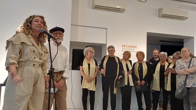 La regidora de Cultura, Pilar Bosch, a l'acte inaugural de l'exposició Petjades, amb escultures de Miguel Ángel González..