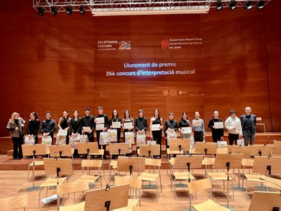 La tinenta d'alcalde Begoña Iglesias i el director del centre, Josep Lluís Boix, amb els premiats i les premiades.
