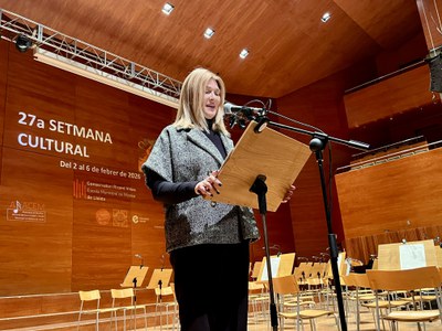La tinenta d'alcalde Begoña Iglesias dona la benvinguda abans de començar la cantata.