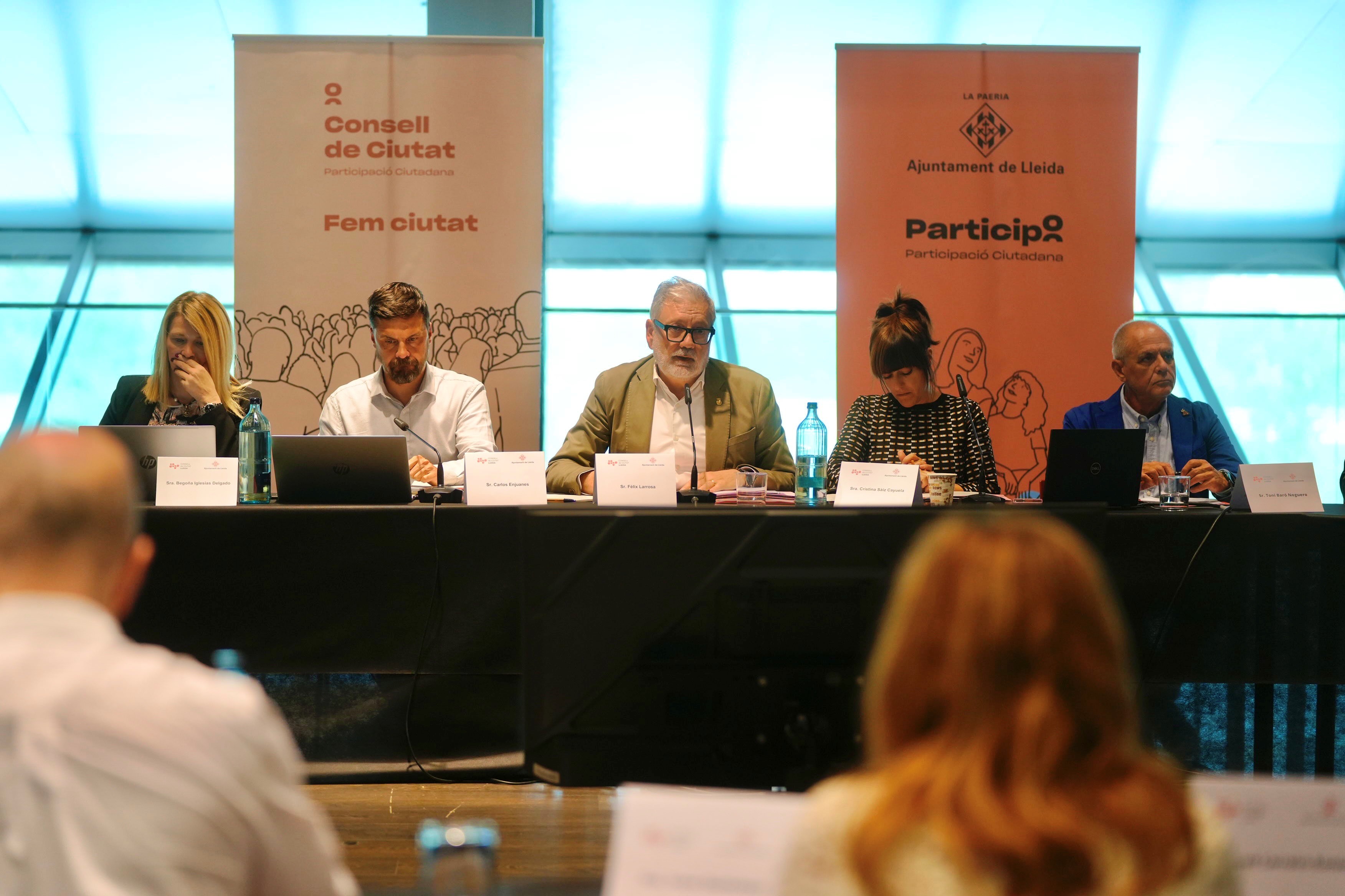 El paer en cap, Fèlix Larrosa, ha presidit la reunió per constituir el Consell de Ciutat de Lleida.