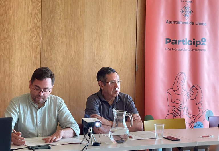 El regidor Roberto Pino i Ramon Farré, coordinador de la FCVS-Lleida, a la constitució de la comissió d'aquesta tarda a la Llotja.