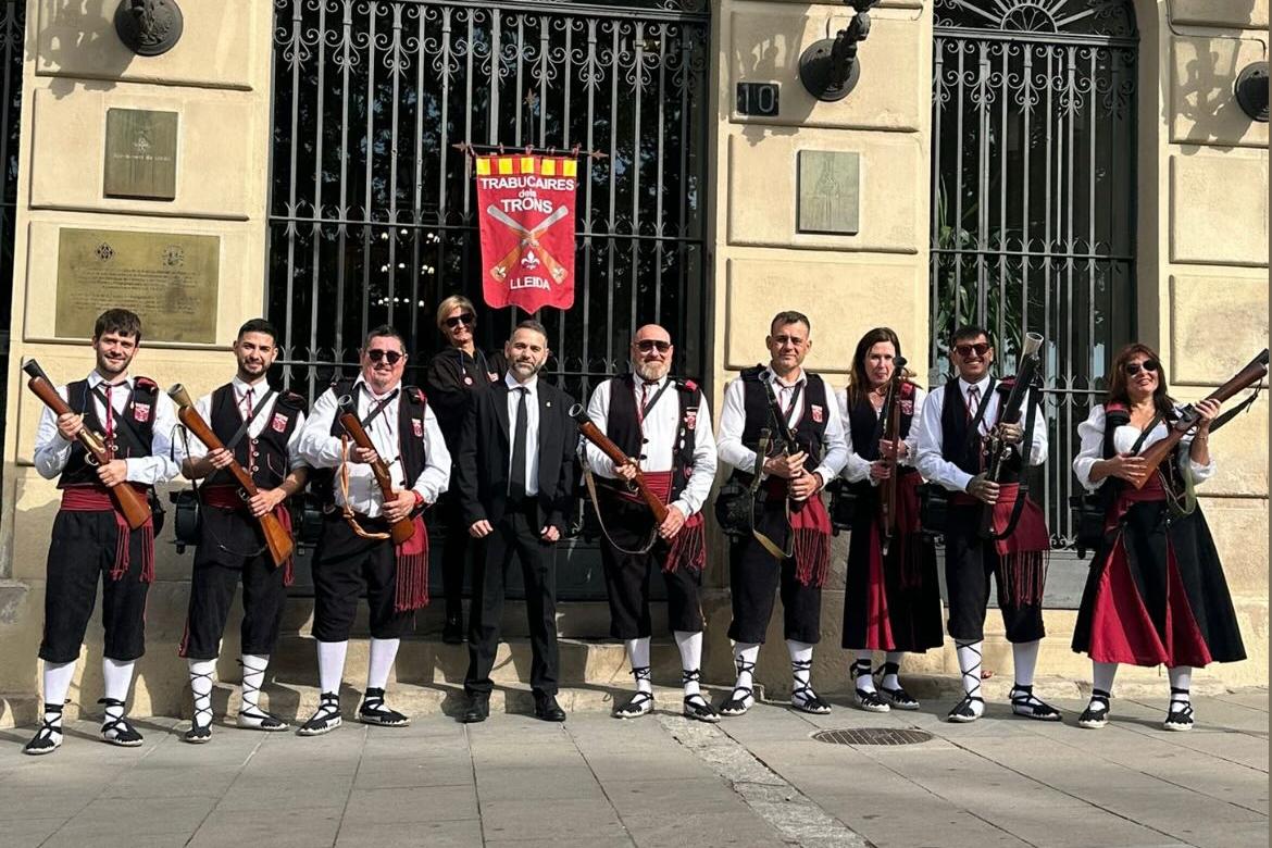 El regidor Xavi Blanco amb els Trabucaires dels Trons.