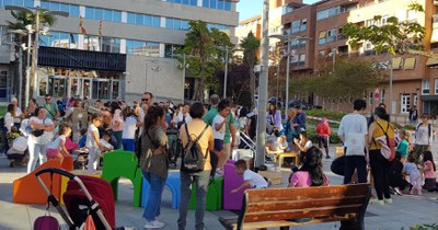 Jugem al carrer, a la plaça Cervantes, en el marc de l'Obert del Centre Històric..