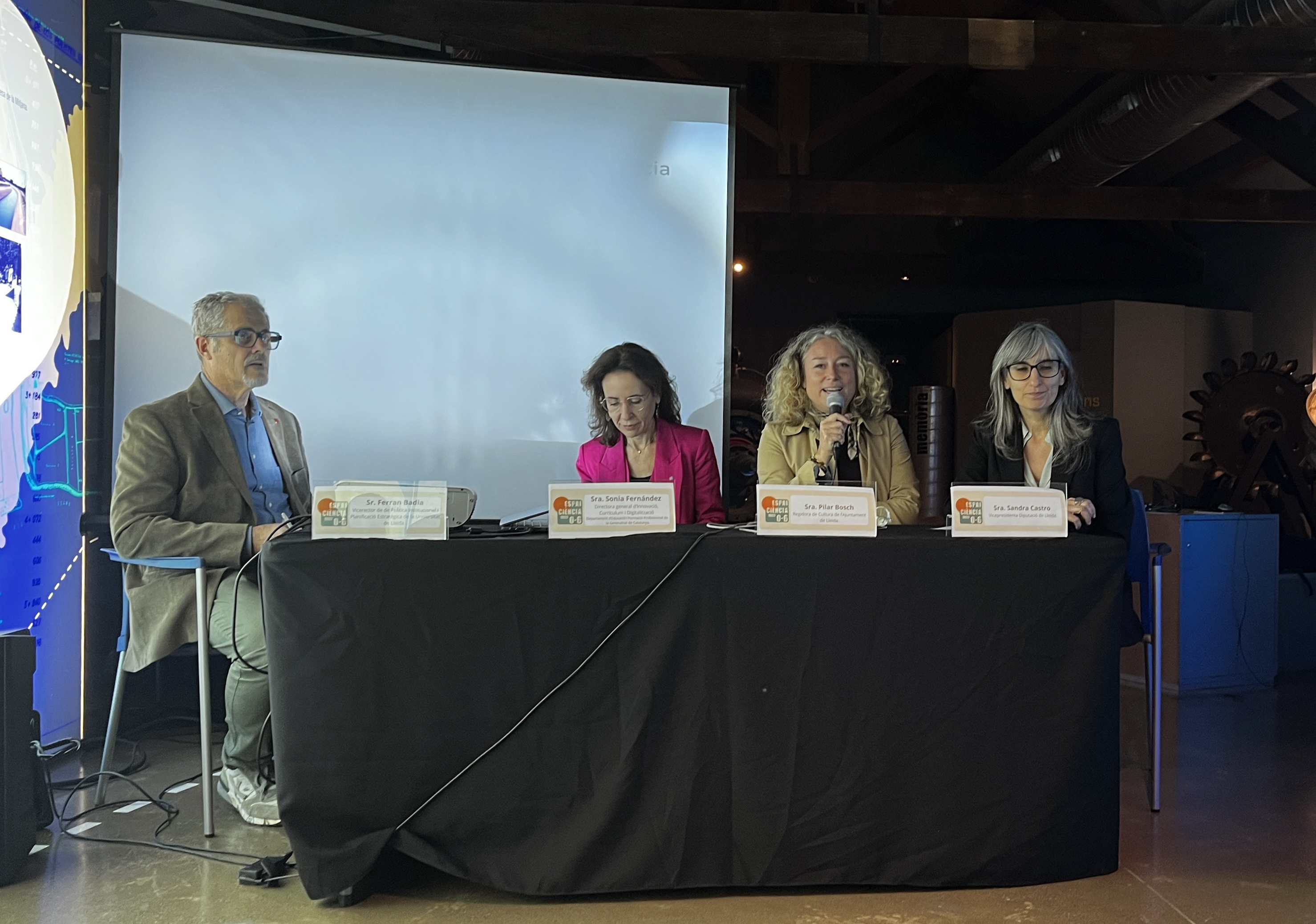 La regidora Pilar Bosch ha donat la benvinguda als i les assistents a la presentació de l'Espai Ciència 06, un nou espai educatiu de la ciutat al Museu de l’Aigua.