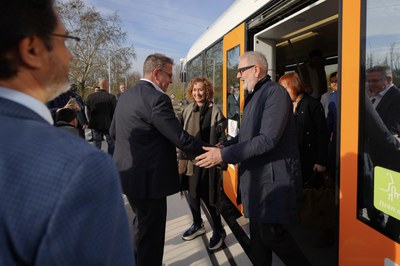 Larrosa i Capella saluden Talarn, tot just després de baixar del tren.